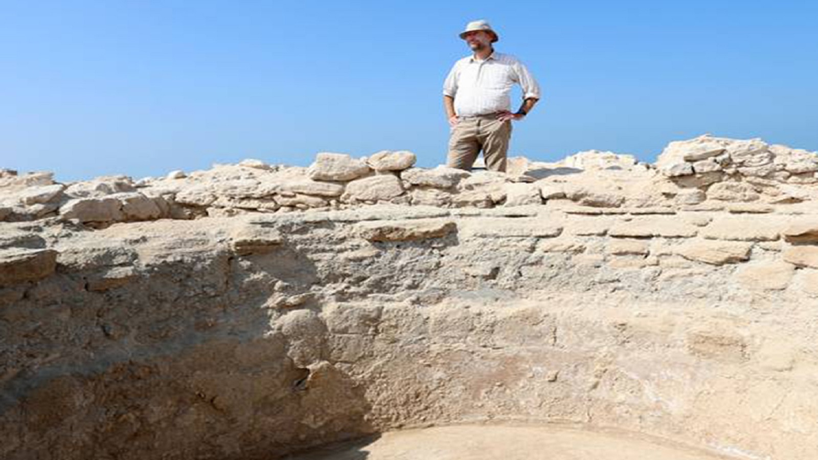 عالم الآثار تيموثي باور في الموقع.