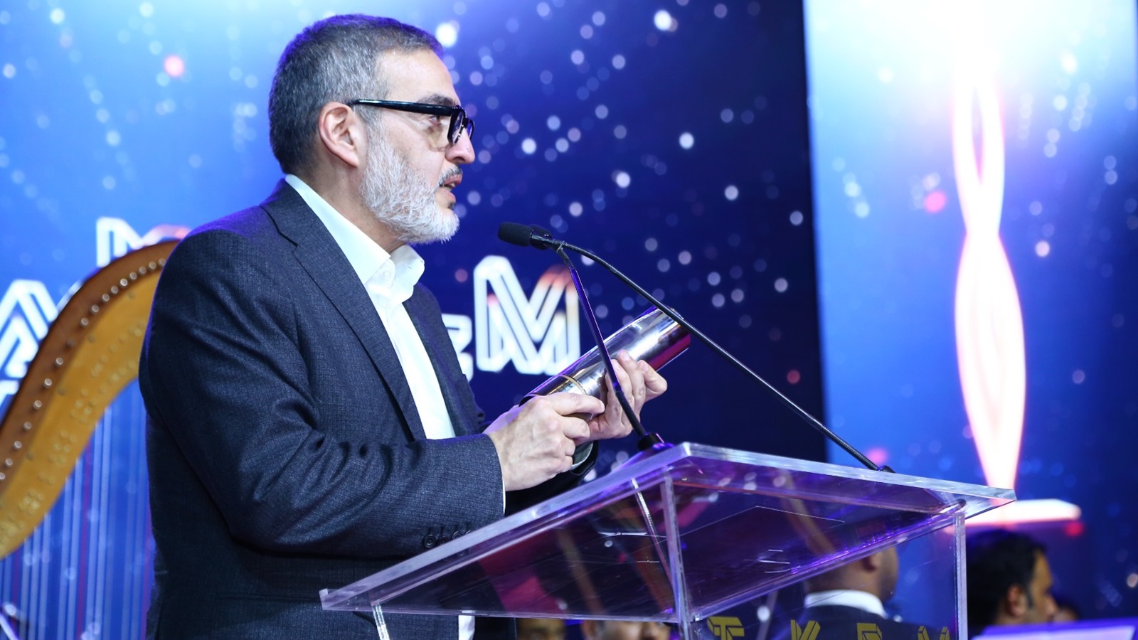 "تكريم" تمنح جائزة "إنجازات العمر" لغسّان أبو ستّة