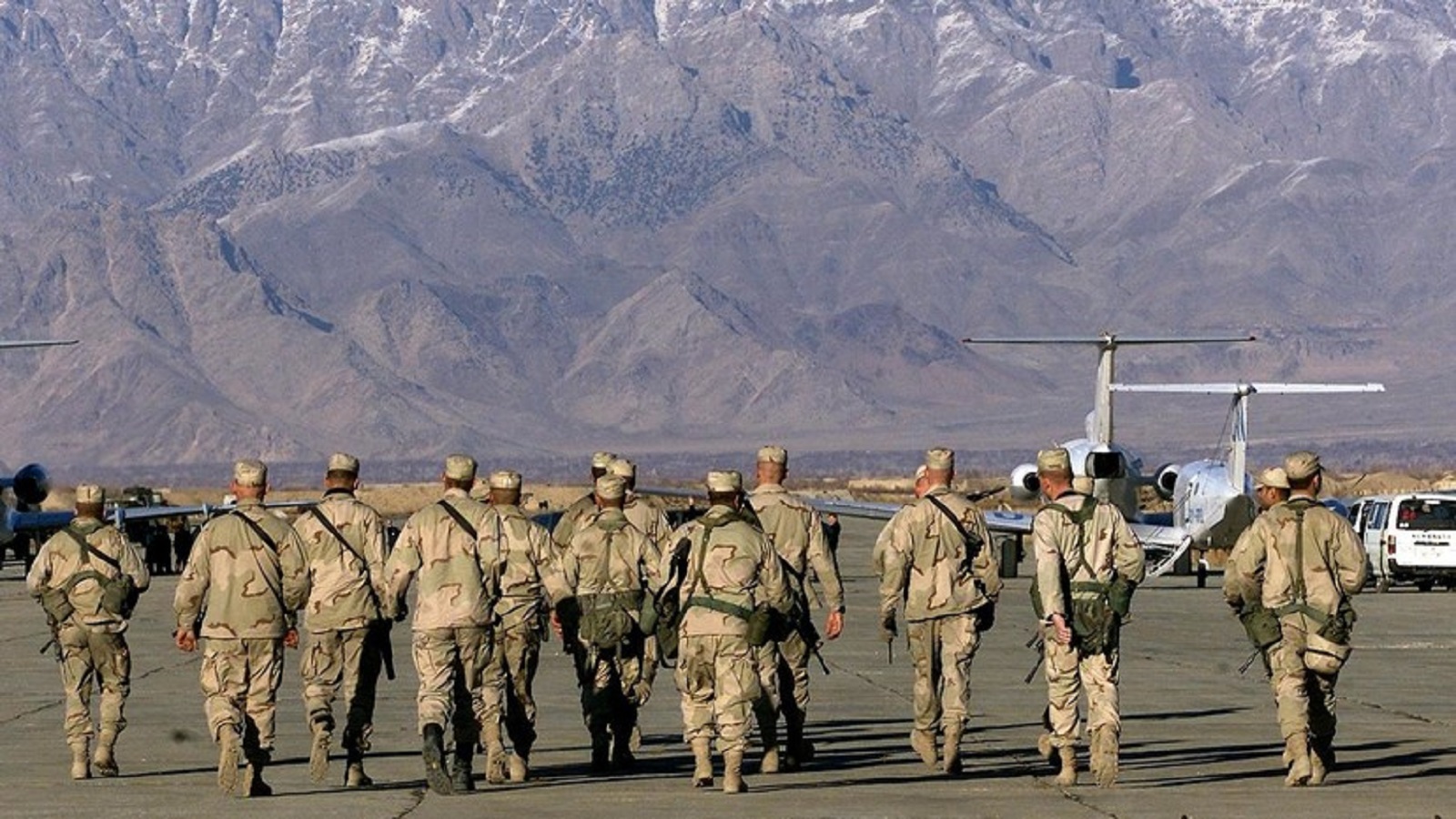 الأميركيون يفرون من أفغانستان والعالم يرتجف