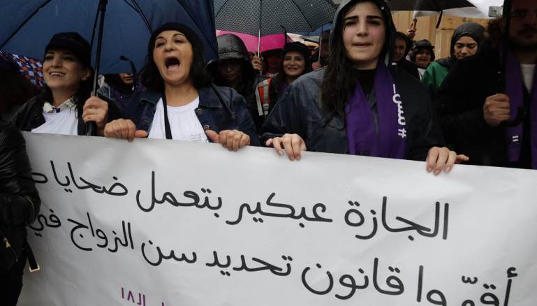 المحاكم الدينية والأحزاب "أعداء" المرأة اللبنانية