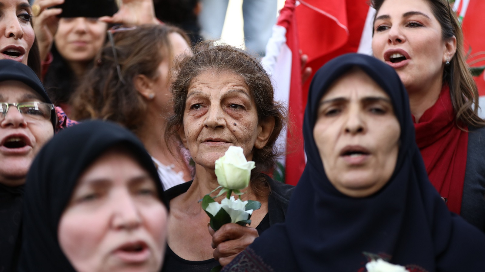 قوة النساء السائلة والمشهدية في انتفاضة 17 تشرين