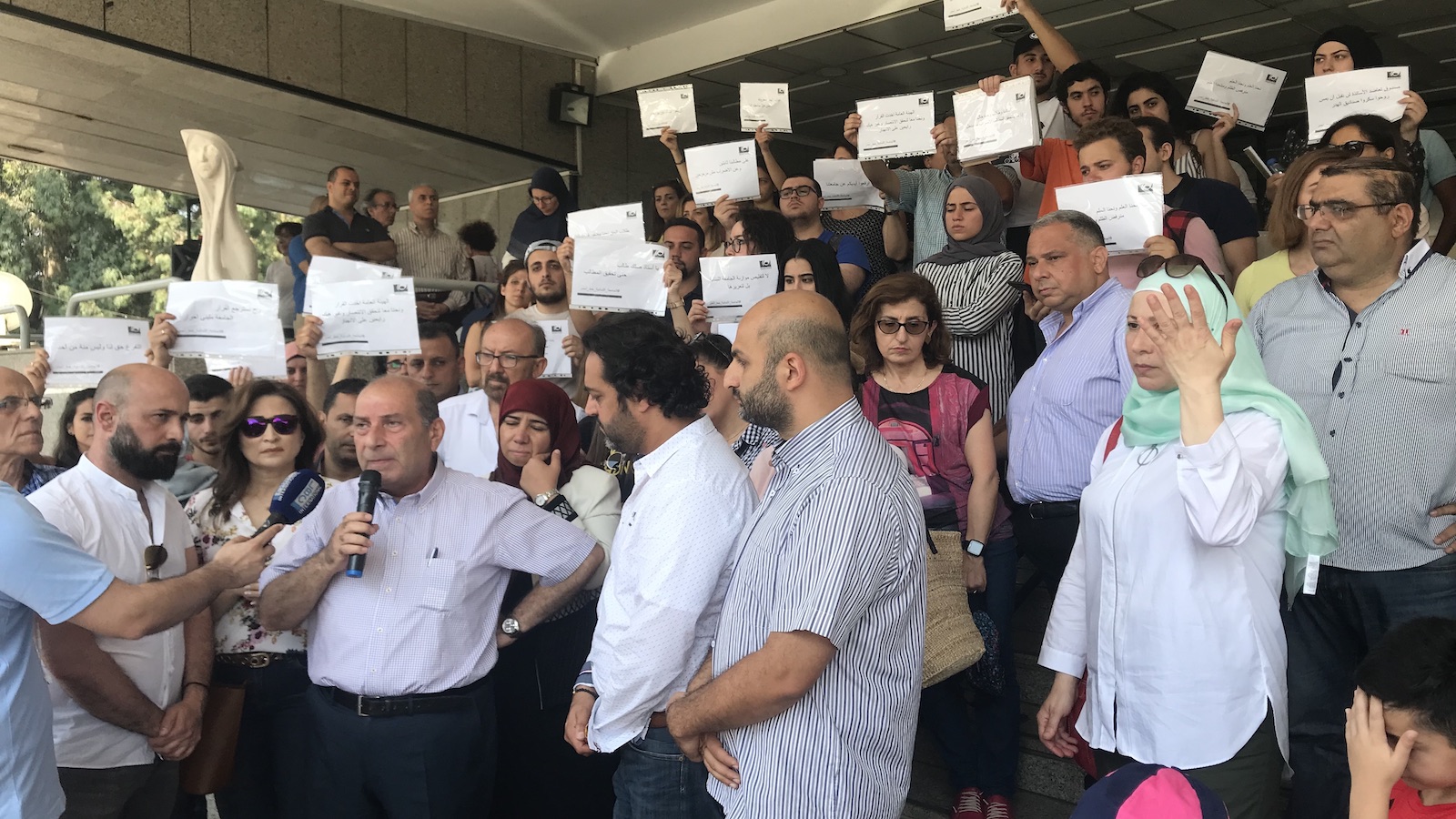 أساتذة "اللبنانية" يتمردون على رئيس الجامعة: الإضراب مستمر