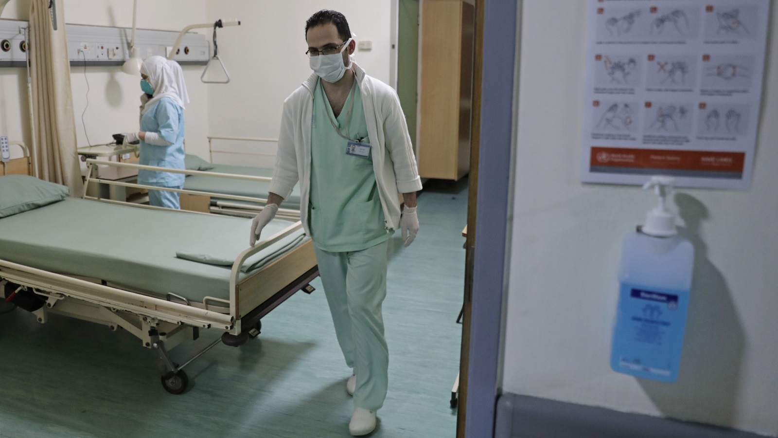 موظفو مستشفى الحريري يواجهون "كورونا" باللحم الحي