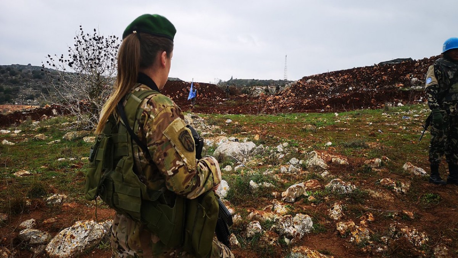 جندية لبنانية عند الحدود الجنوبية