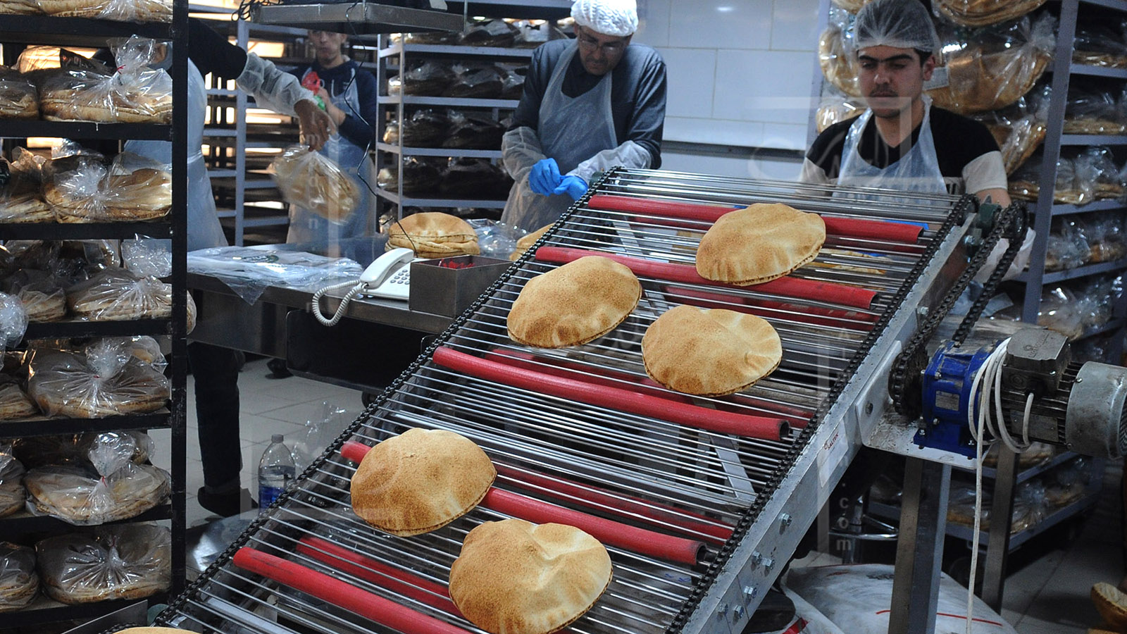 أصحابها يبتزّون اللبنانيين: أزمة الخبز تفضح "غشّ" الأفران
