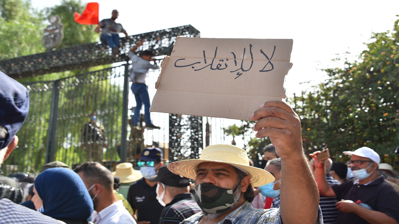 تونس في مأساتها وملهاتها