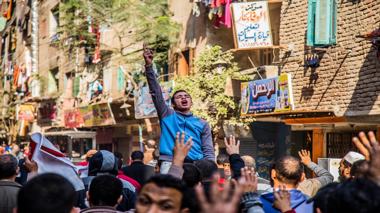 التظاهرات في الخرطوم والرعب في القاهرة