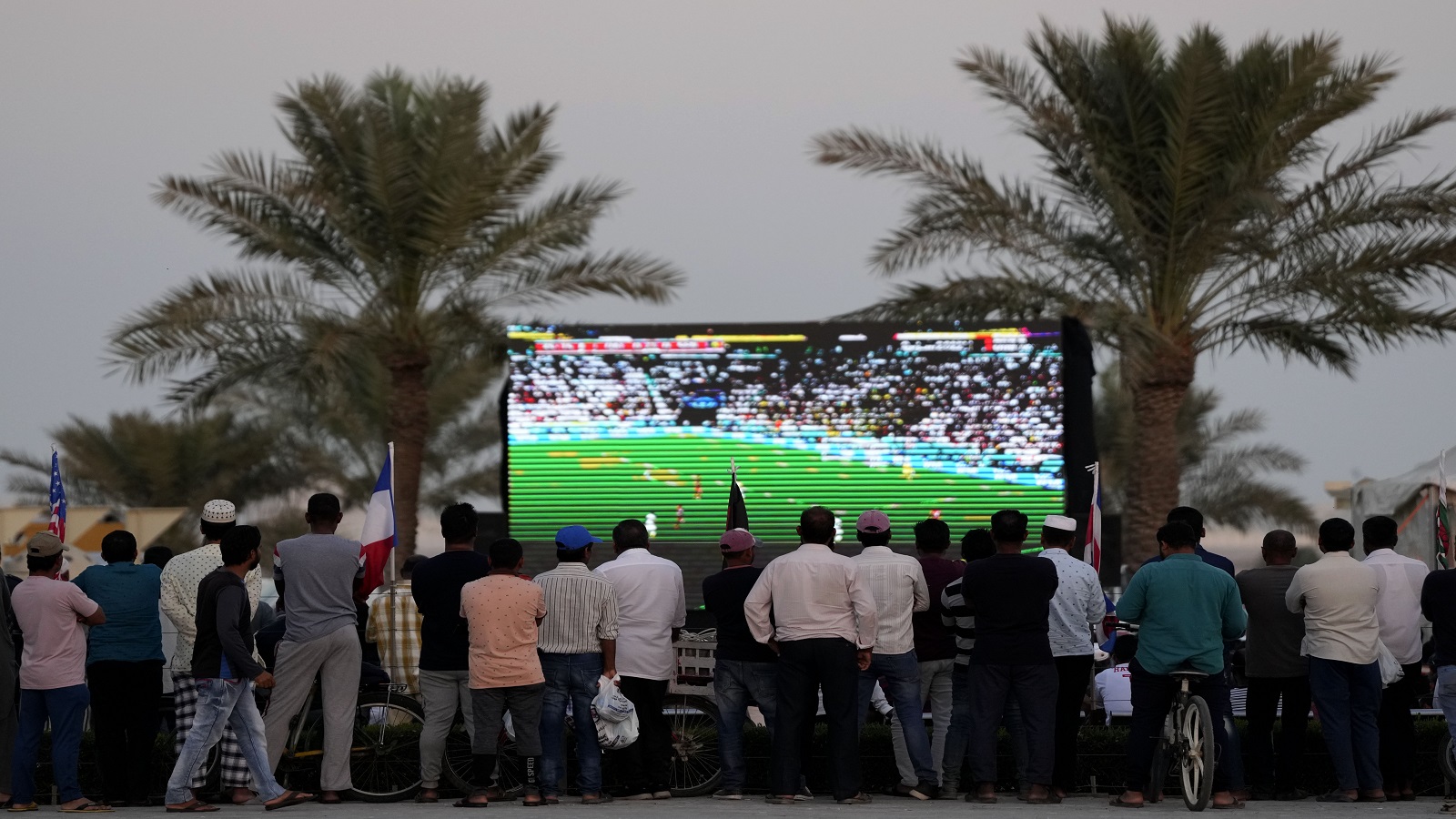 شاشات عرض كأس العالم تنتشر في كل مكان (AP)