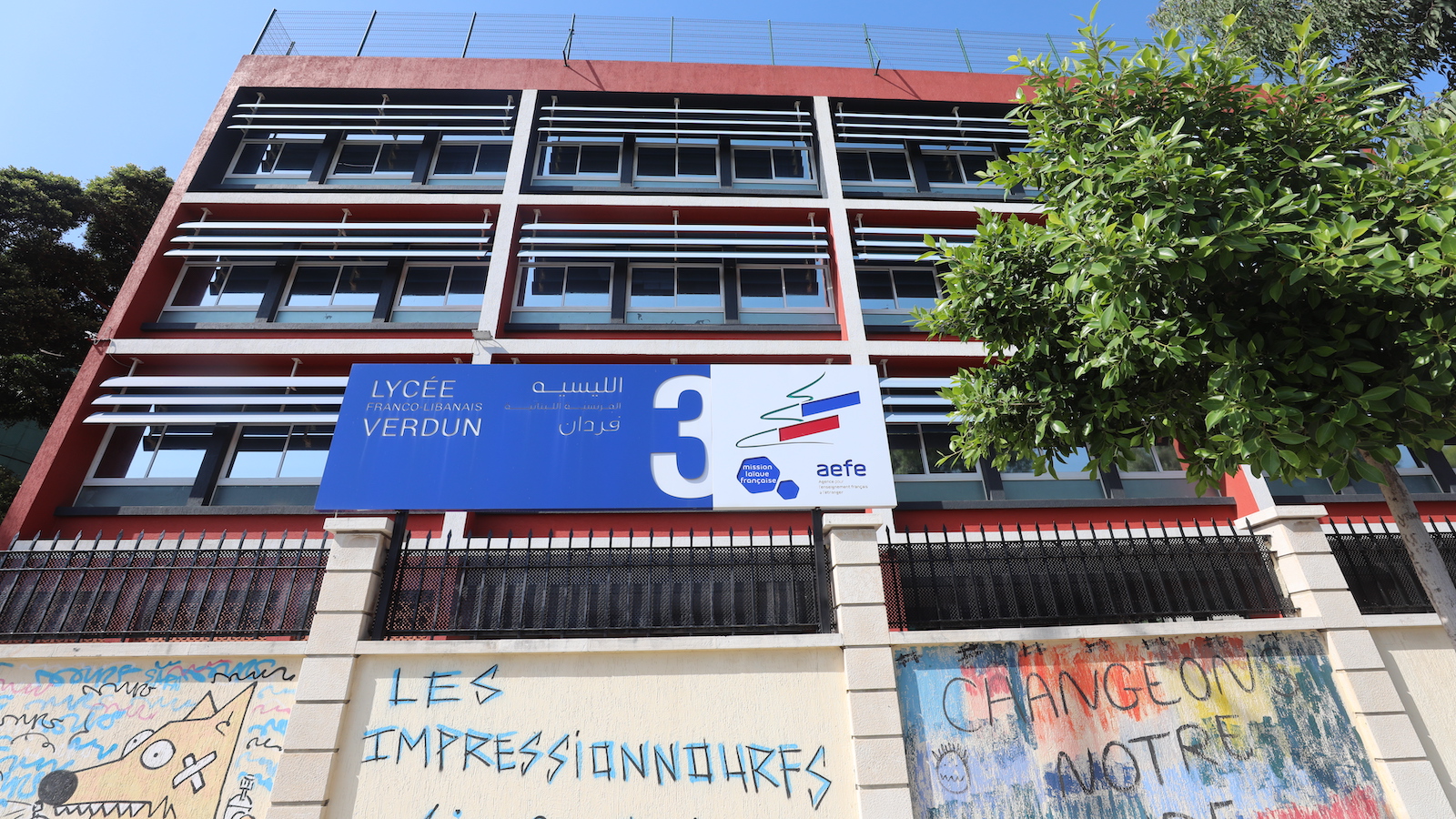 فتنة "مدارس الليسيه": تطرد 178 مدرساً لبنانياً وتستثني الفرنسيين