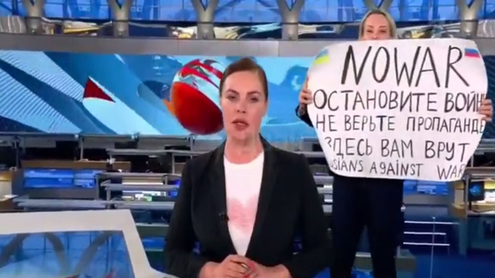 الصحافية الروسية صاحبة لافتة "أوقفوا الحرب"...تهرب من الإقامة الجبرية