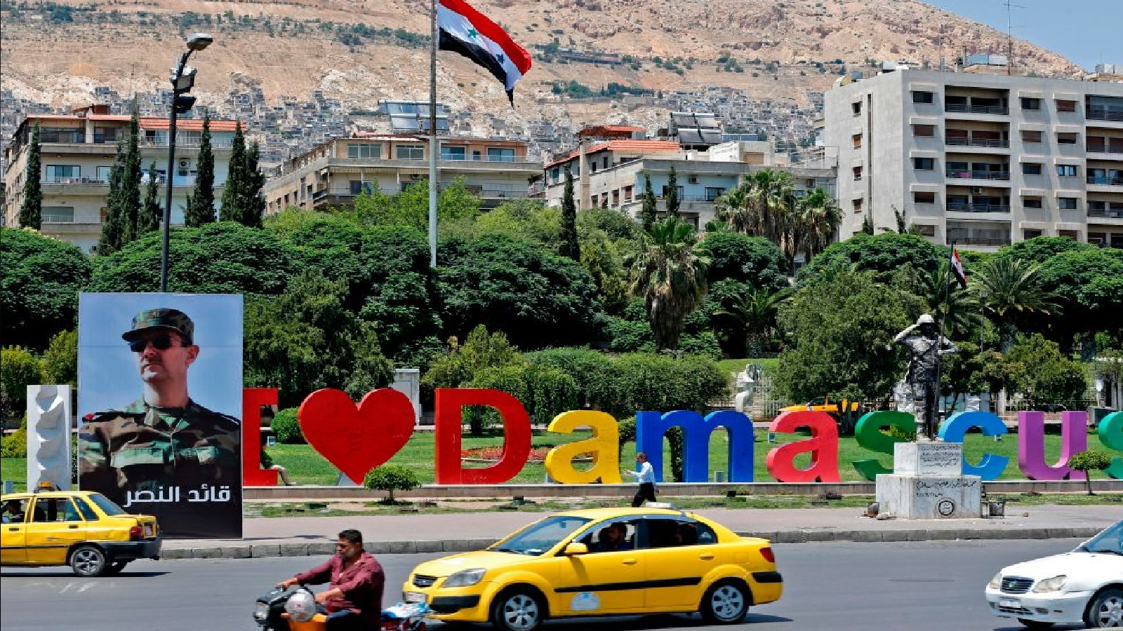 حواجز دمشق تختفي.. ماذا يحصل في العاصمة؟