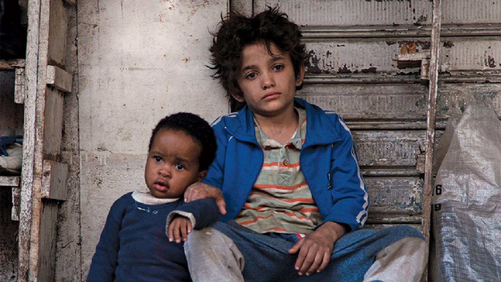 الطفل زين الرفيع والطفل الإثيوبي في مشهد من "كفرناحوم"