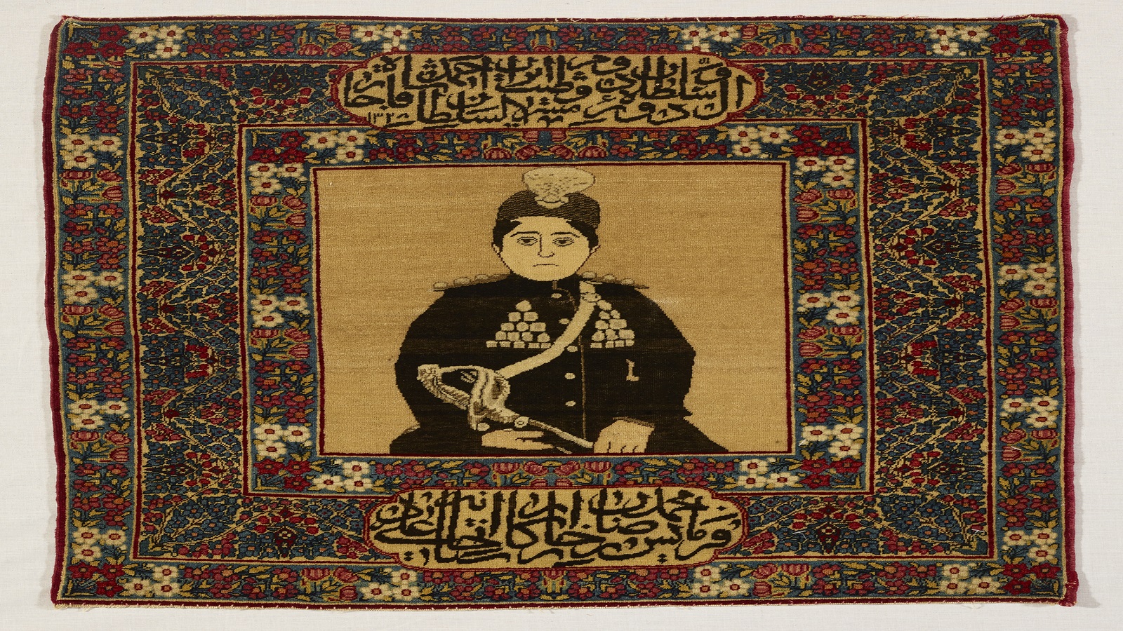 سجادة ملكية من توقيع أستاذ علي أُنجزت سنة 1910، وتزيّن وسطها صورة شخصية لآخر الملوك القاجار، سلطان أحمد شاه.