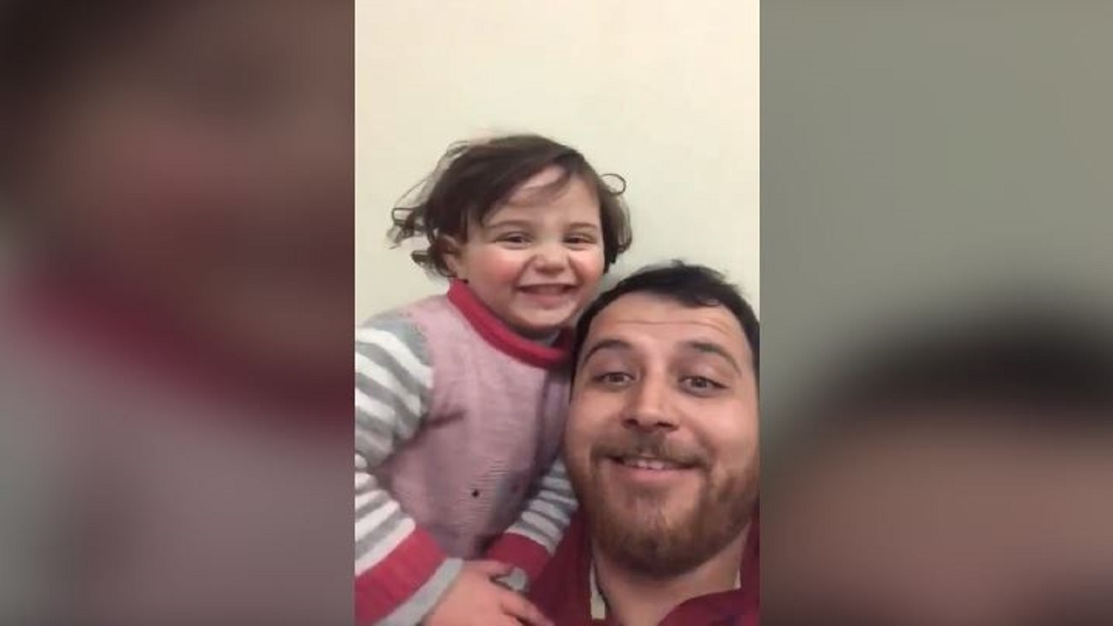 أب سوري يحوّل القذائف إلى لعبة تضحك طفلته