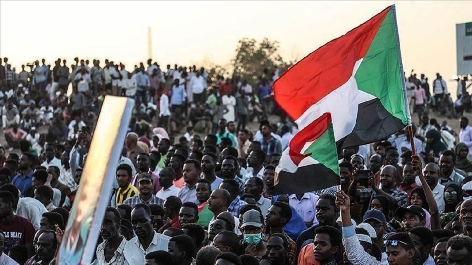 طيف حرب أهلية في السودان
