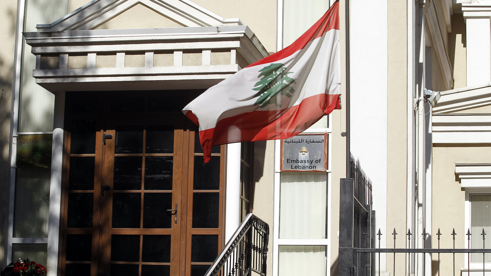 موظف يختلس مئات آلاف الدولارات من سفارة لبنان بأوكرانيا