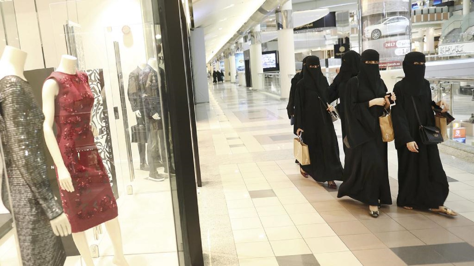 السعودية تُطبّق قانون "الذوق العام".. والجدل يحتدم