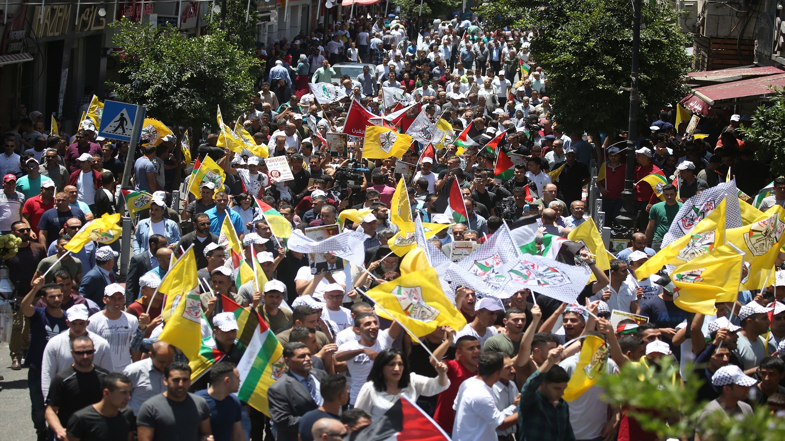 مسيرة ل"فتح" ترفض صفقة القرن..وتحذر "حماس"