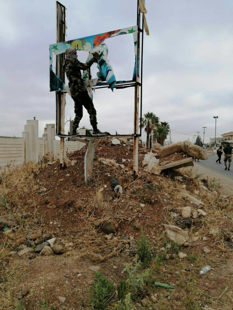تمزيق صورة لبشار الأسد في صيدا بريف درعا