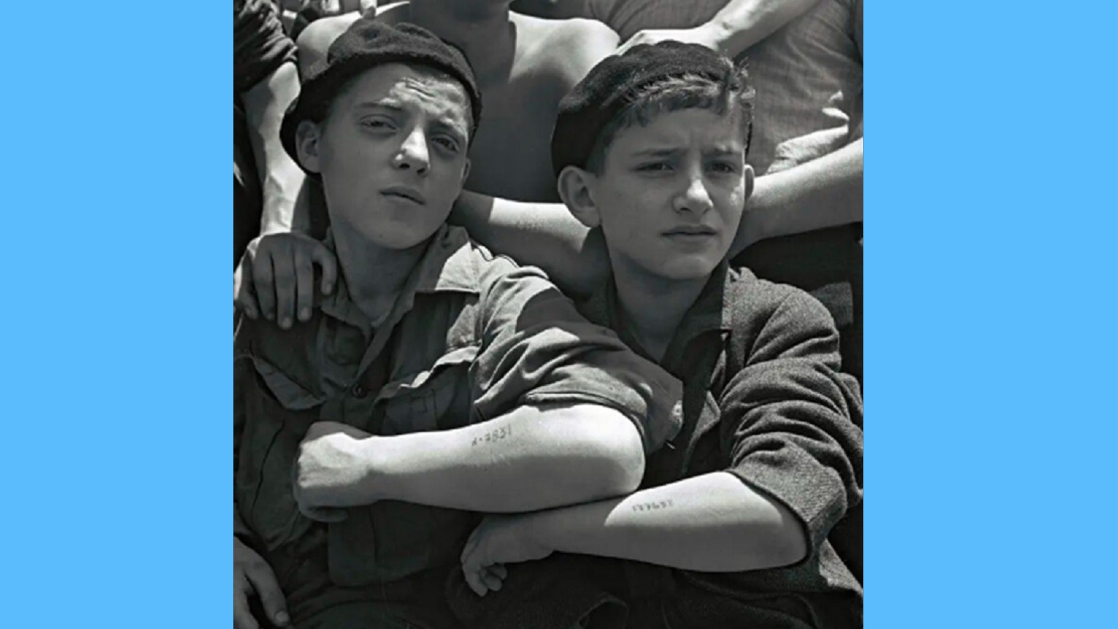 صورة أرشيفية من غيتي موصوفة بـ "الشباب اليهود الذين تم إنقاذهم من معتقل أوشفيتز النازي، يظهرون وشماً على ساعديهم وهم على متن سفينة الهجرة، ماتاروا، التقطت الصورة 1 يوليو/تموز 1945 في ميناء حيفا، خلال الانتداب البريطاني لفلسطين، فيما سيصبح العام التالي دولة إسرائيل".