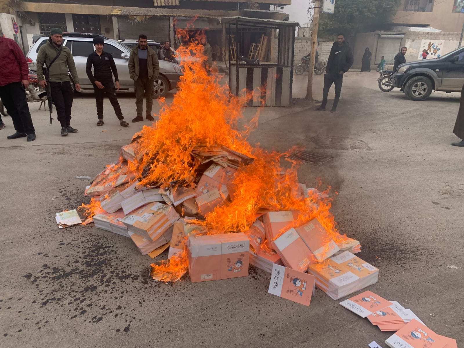 ريف حلب احراق كتب تحتوي صور مسيئة للرسول