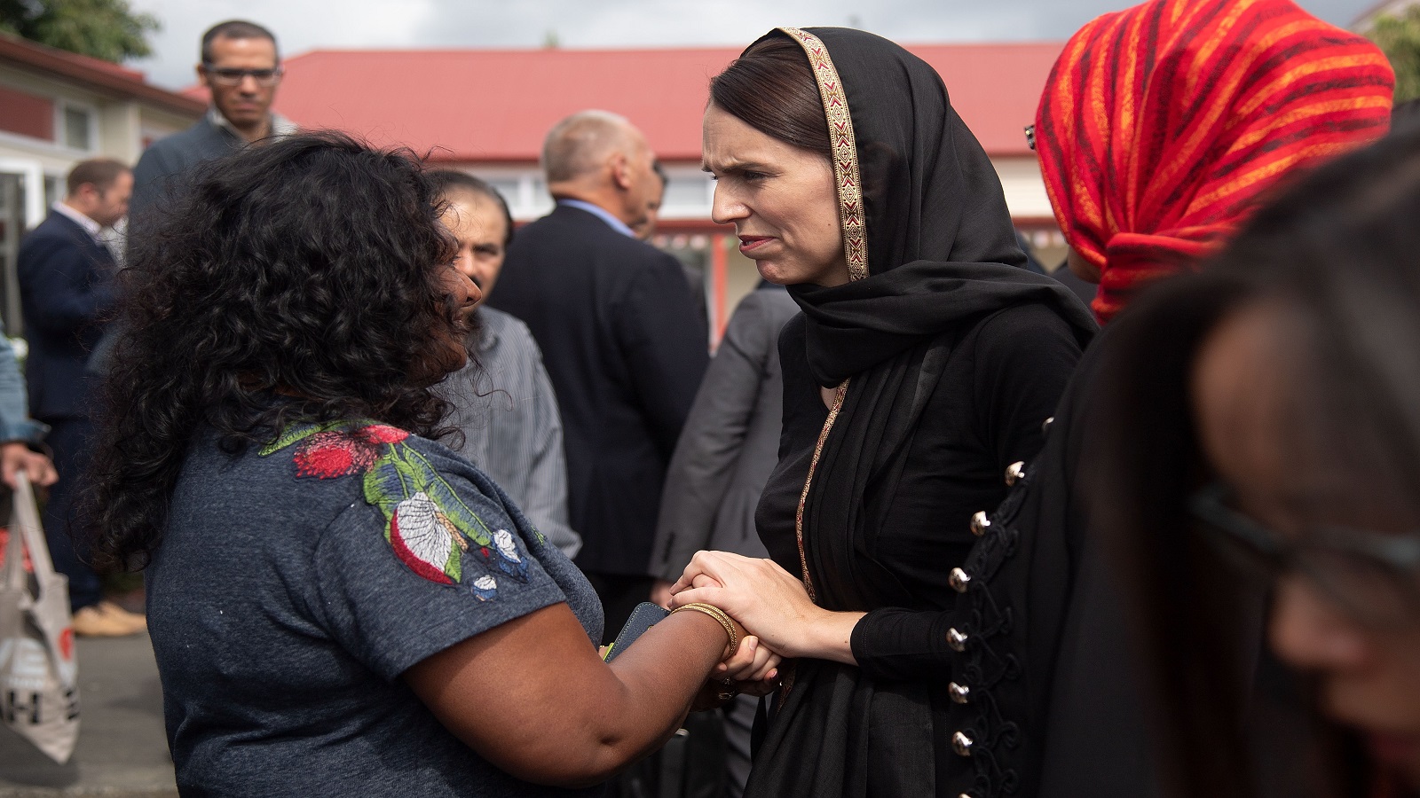 رئيسة وزراء نيوزلندا ارتدت غطاء للرأس تضامناً مع ضحايا المجزرة
