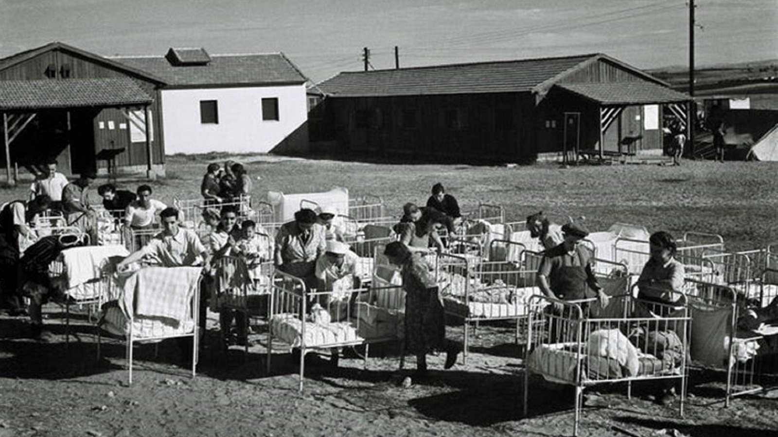 صورة أرشيفية من موقع غيتي موصوفة بـ "مهاجرون يهود جدد يجلبون أطفالهم إلى الخارج إلى الشمس الدافئة في مخيم المهاجرين في 1 ديسمبر/كانون الأول 1947 في رعنانا، خلال الانتداب البريطاني لفلسطين، فيما سيصبح العام التالي إسرائيل".